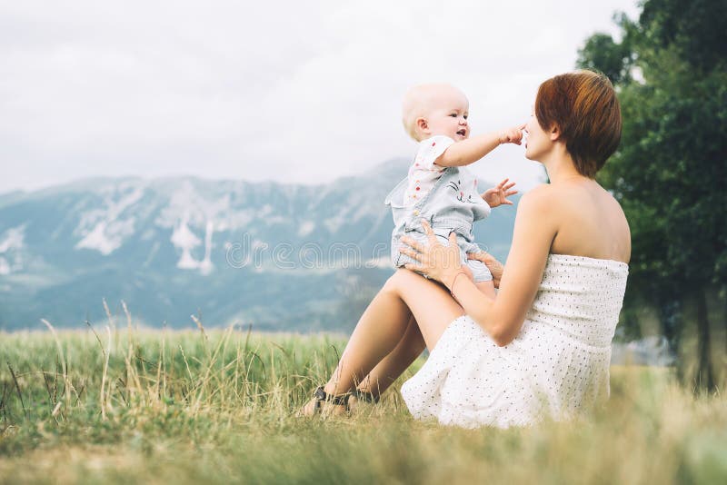 Moeder en baby in openlucht Familie op aard stock afbeeldingen Moeder en baby in openlucht Familie op aard stock afbeeldingen