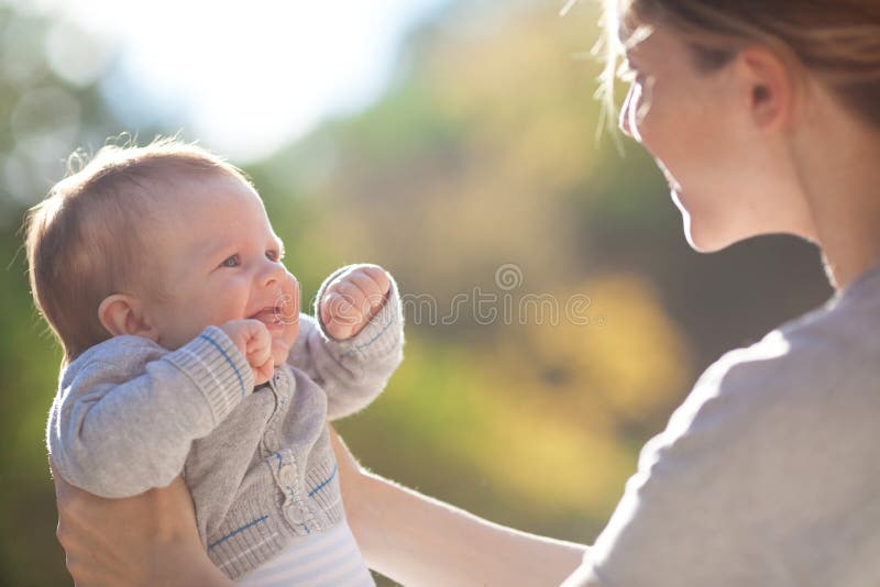 Moeder en baby in parkportret stock afbeeldingen