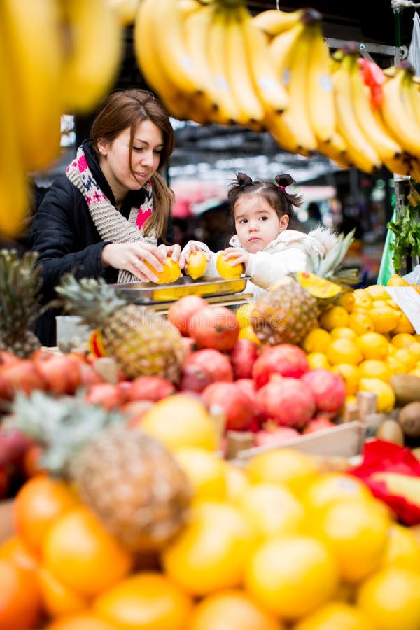 Moeder en dochter bij de markt royalty-vrije stock afbeeldingen Moeder en dochter bij de markt royalty-vrije stock afbeeldingen