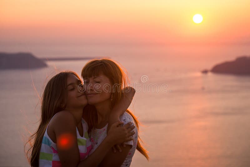 Moeder en dochter bij zonsondergang stock foto's Moeder en dochter bij zonsondergang stock foto's