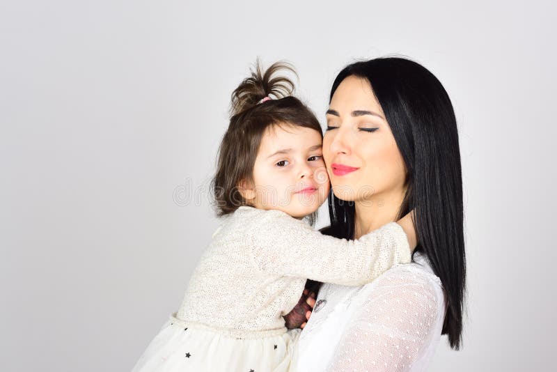 Moeder en dochter De dag van moeders De Dag van kinderen Gelukkige vrouw met meisje Schoonheid en manier Liefde en Familie royalty-vrije stock afbeeldingen Moeder en dochter De dag van moeders De Dag van kinderen Gelukkige vrouw met meisje Schoonheid en manier Liefde en Familie royalty-vrije stock afbeeldingen