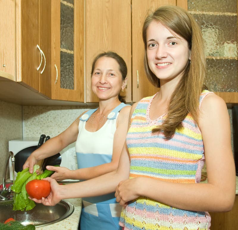 Moeder en dochter in de keuken royalty-vrije stock afbeelding Moeder en dochter in de keuken royalty-vrije stock afbeelding
