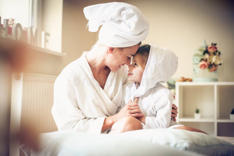De liefde tussen moeder en dochter is prachtig stock afbeeldingen