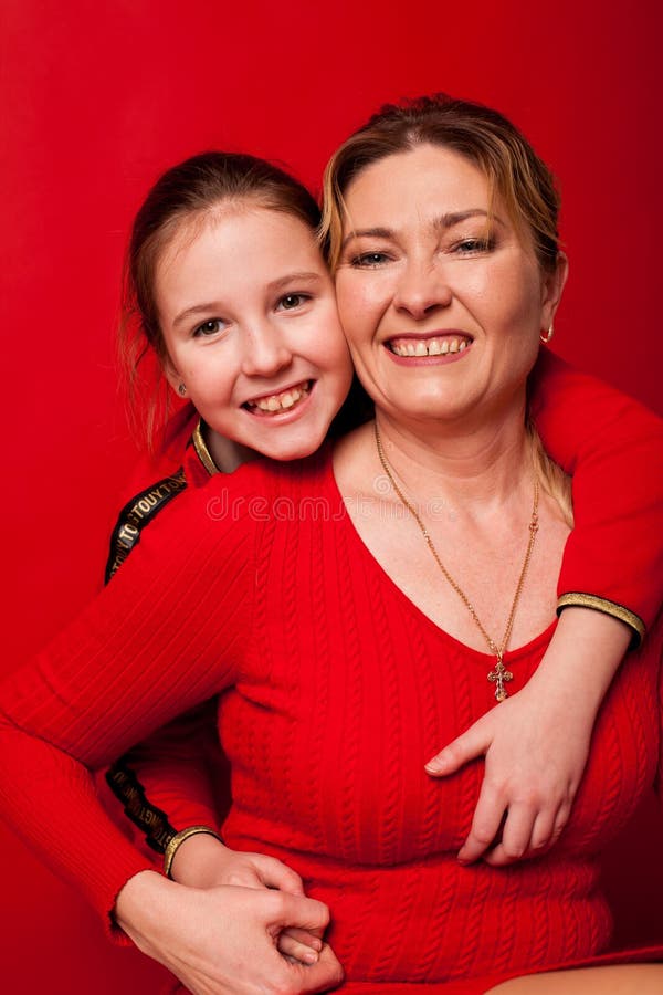 Moeder en dochter in de rode jurk