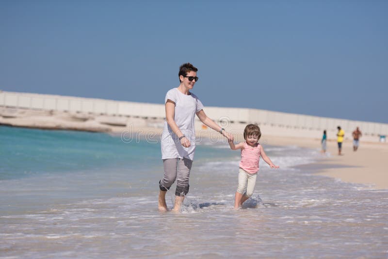 Moeder en dochter die op het strand lopen royalty-vrije stock foto's Moeder en dochter die op het strand lopen royalty-vrije stock foto's