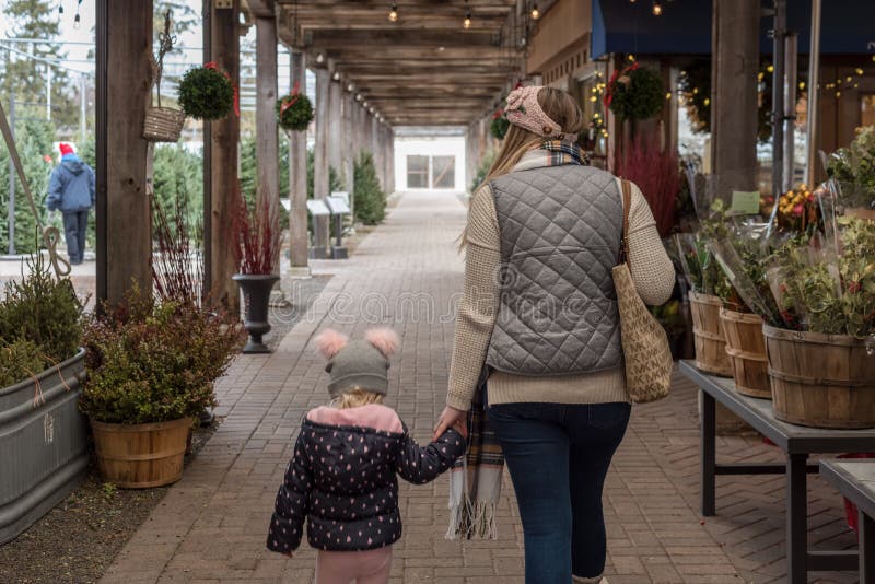 Moeder en dochter die voor vakantiegroen bij tuincent winkelen royalty-vrije stock foto's Moeder en dochter die voor vakantiegroen bij tuincent winkelen royalty-vrije stock foto's