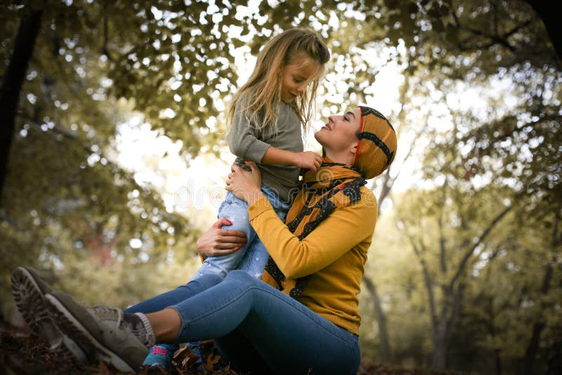 Moeder en dochter in liefdevolle emotie royalty-vrije stock foto