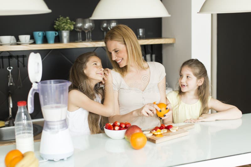 Moeder en dochters in de keuken royalty-vrije stock afbeeldingen