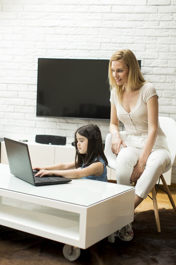 Moeder en dochters in de ruimte royalty-vrije stock foto's