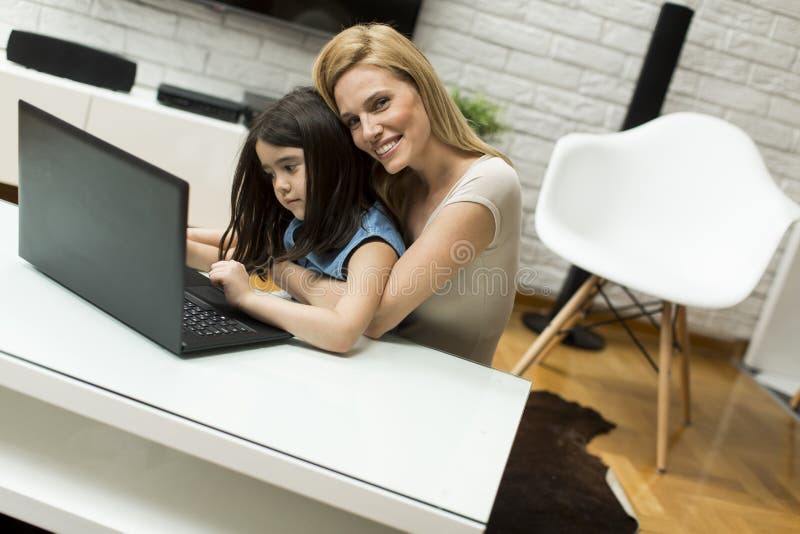 Moeder en dochters in de ruimte stock foto