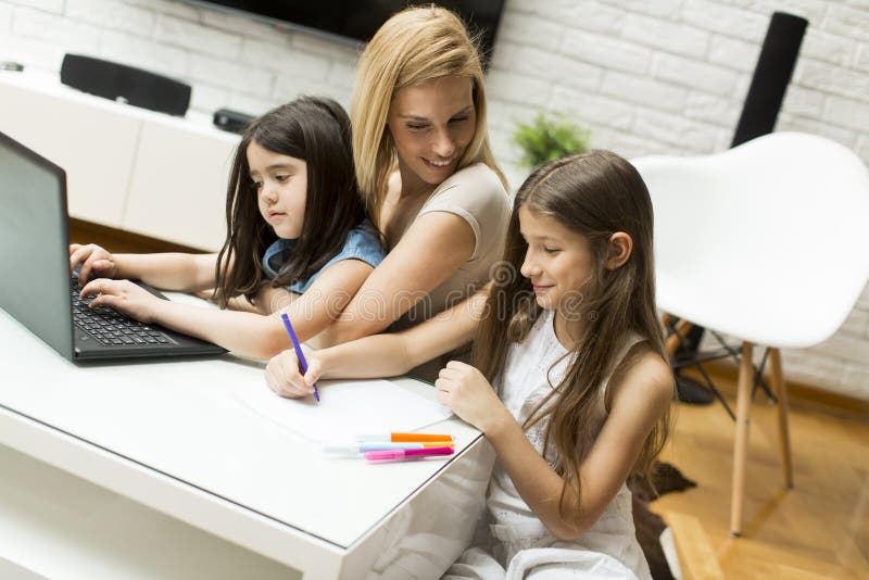 Moeder en dochters in de ruimte royalty-vrije stock afbeeldingen