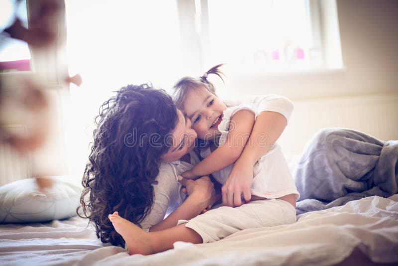 Liefde van moeder en dochters royalty-vrije stock afbeeldingen