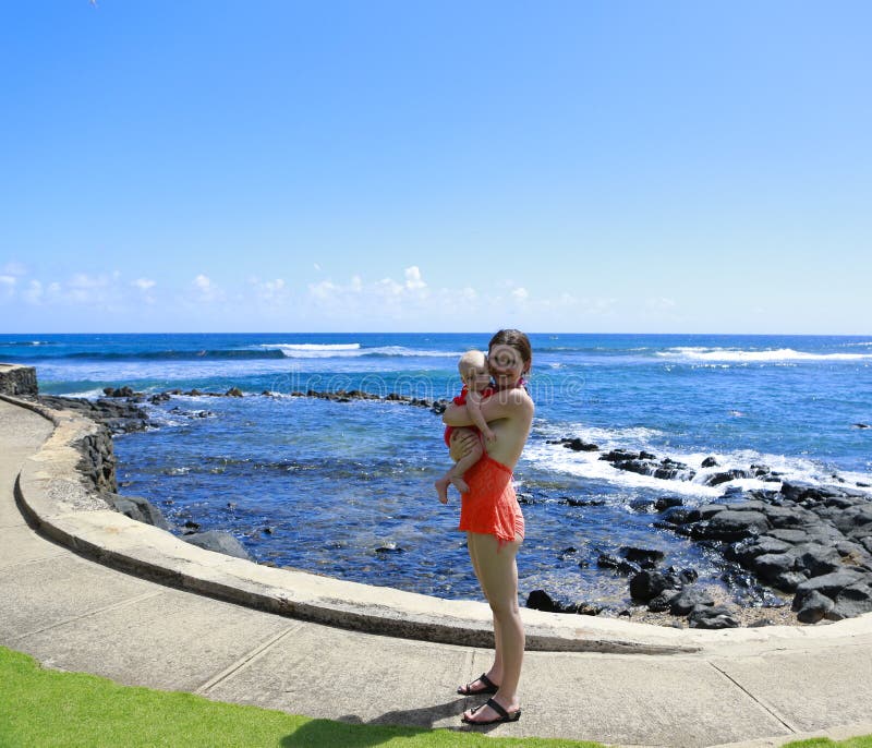 Moeder en haar baby op de oceaan De reis van Kauai stock foto Moeder en haar baby op de oceaan De reis van Kauai stock foto
