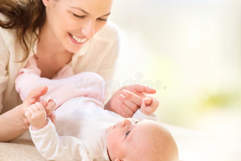 Moeder en haar pasgeboren baby stock foto's Moeder en haar pasgeboren baby stock foto's