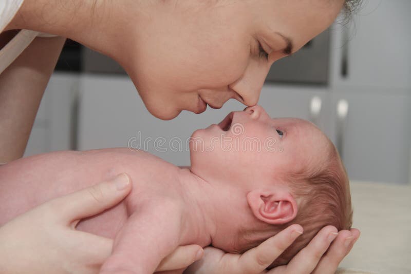 Moeder en haar Pasgeboren Baby, de pasgeborenenhanden van de Ouderholding royalty-vrije stock afbeeldingen Moeder en haar Pasgeboren Baby, de pasgeborenenhanden van de Ouderholding royalty-vrije stock afbeeldingen