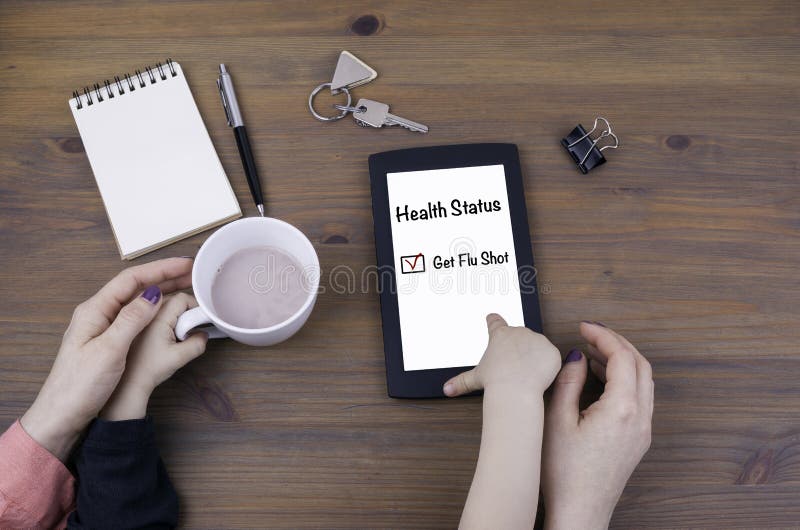 Moeder en kind spelen op een tabletcomputer. Laat je vaccineren tegen de griep stock afbeelding