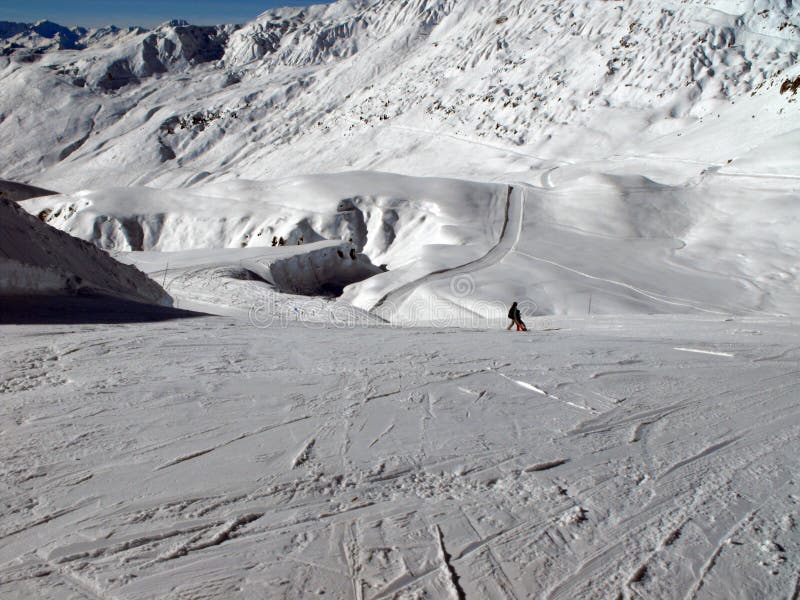 Moeder en kind alleen op een zonnige skihelling stock afbeelding Moeder en kind alleen op een zonnige skihelling stock afbeelding