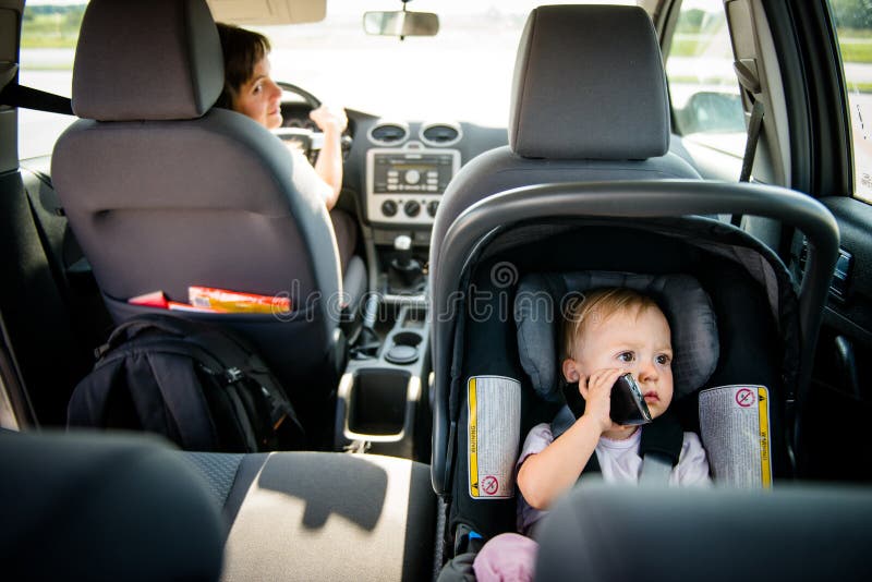 Moeder en kind in de auto royalty-vrije stock foto's