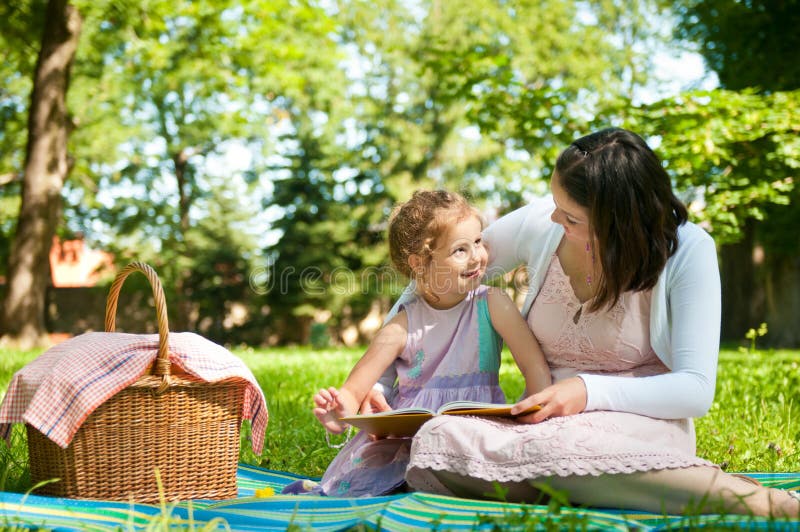 Moeder en kind - een boek lezen royalty-vrije stock afbeeldingen