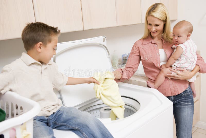 Moeder en Kinderen die Wasserij doen stock afbeelding Moeder en Kinderen die Wasserij doen stock afbeelding