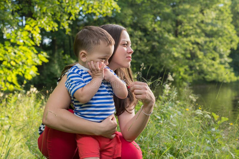 moeder en zoon stock afbeelding moeder en zoon stock afbeelding