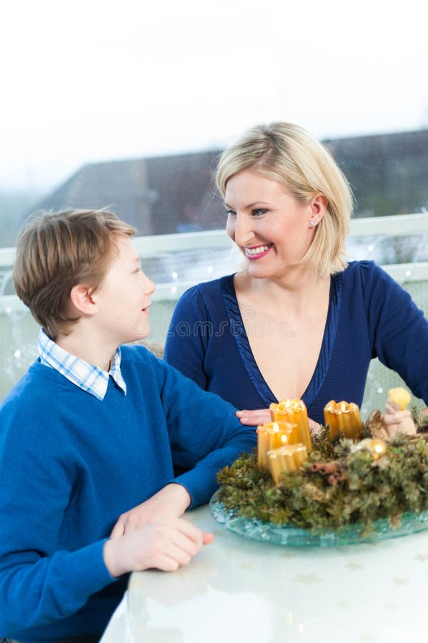Moeder en Zoon met Kerstmiskroon