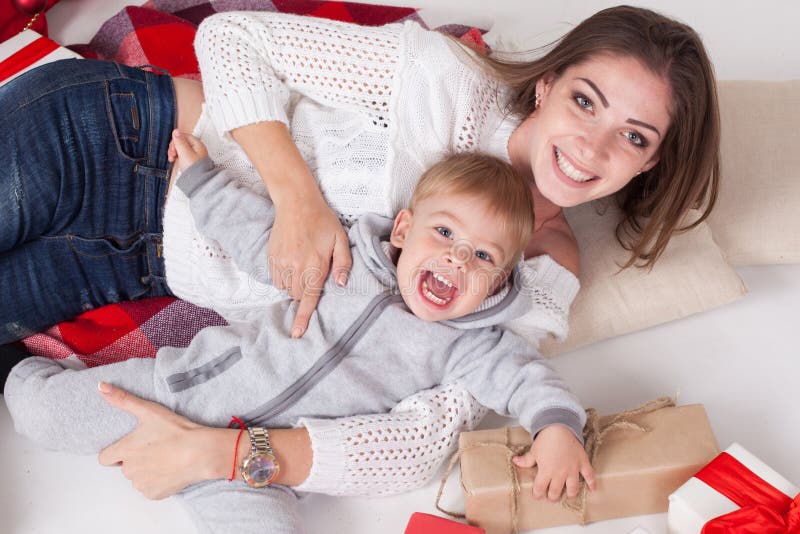 Moeder en zoons de nieuwe giften van jaarkerstmis royalty-vrije stock foto's Moeder en zoons de nieuwe giften van jaarkerstmis royalty-vrije stock foto's