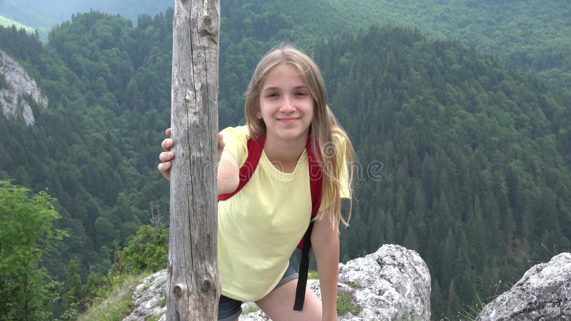 Moeder fotografeert zijn meisje in bergen en volgt foto ' s van een kind uit de toeristensector in camping happy family