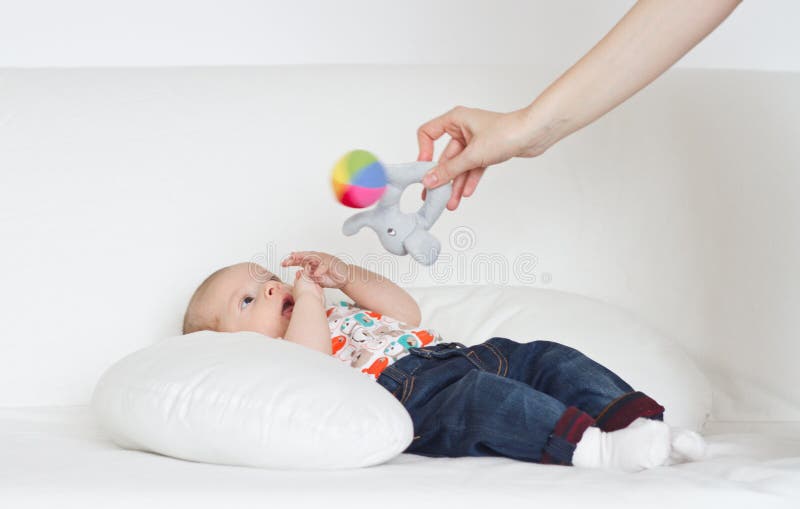 Moeder het spelen met babyjongen stock afbeeldingen Moeder het spelen met babyjongen stock afbeeldingen