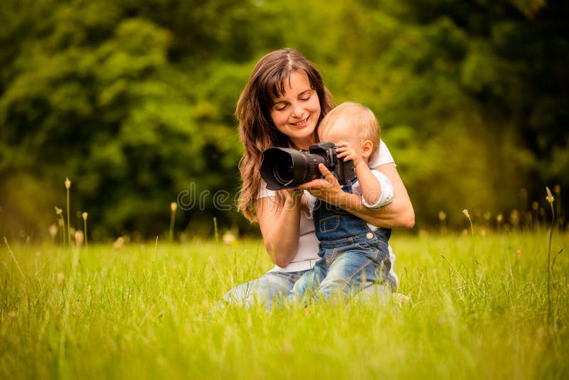 Moeder, kind en camera stock fotografie