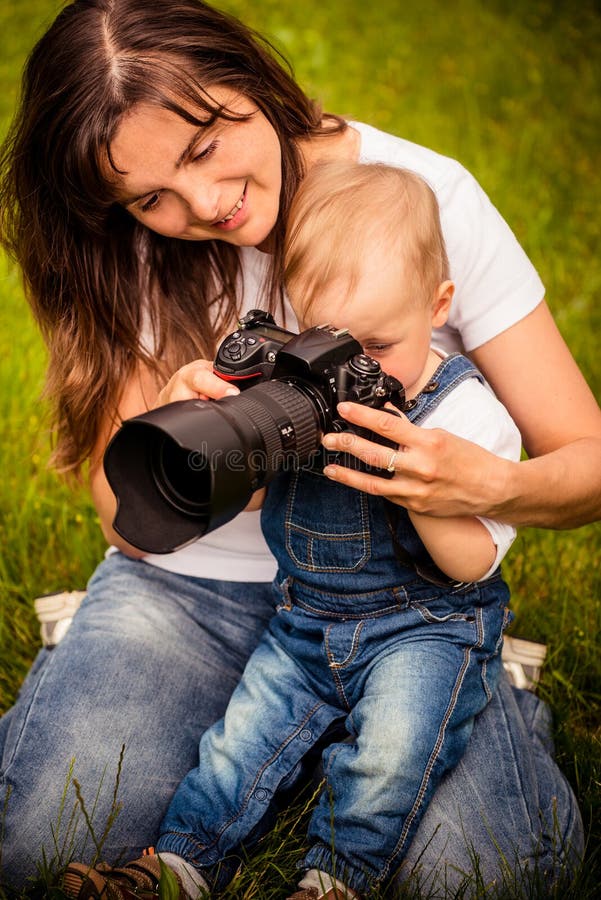 Moeder, kind en camera stock foto's