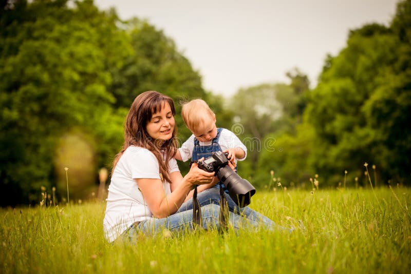 Moeder, kind en camera stock foto's