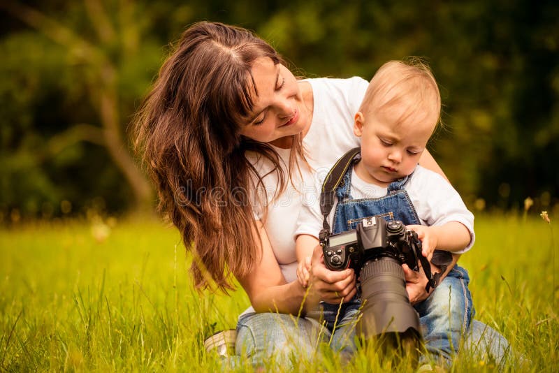 Moeder, kind en camera royalty-vrije stock afbeelding