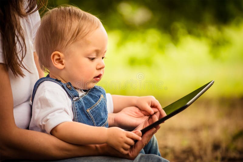 Moeder, kind en tablet royalty-vrije stock afbeeldingen