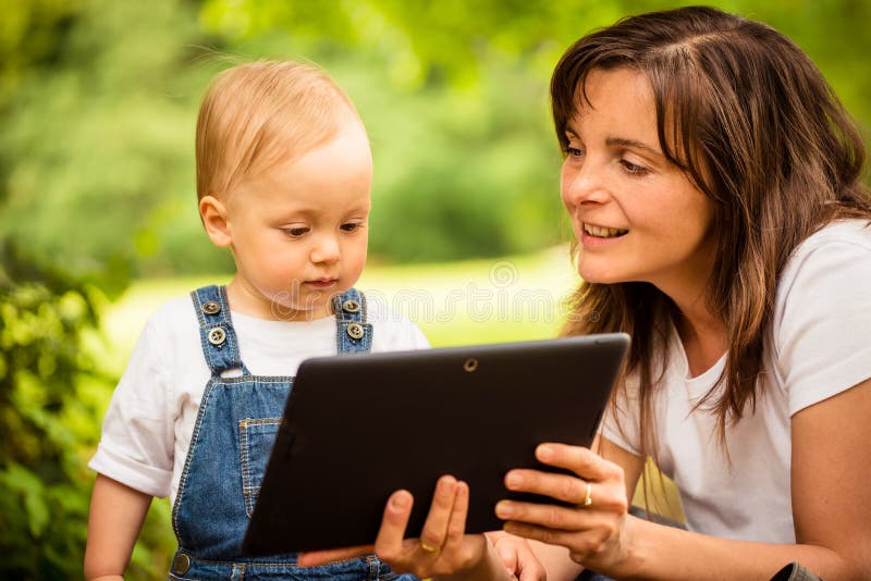 Moeder, kind en tablet royalty-vrije stock afbeeldingen