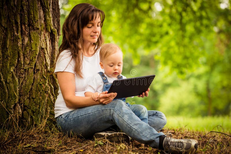 Moeder, kind en tablet stock foto