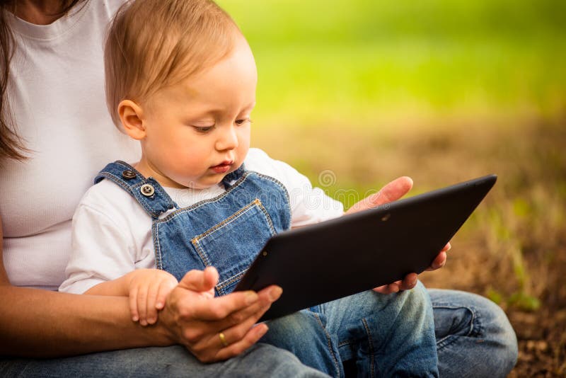 Moeder, kind en tablet royalty-vrije stock afbeelding