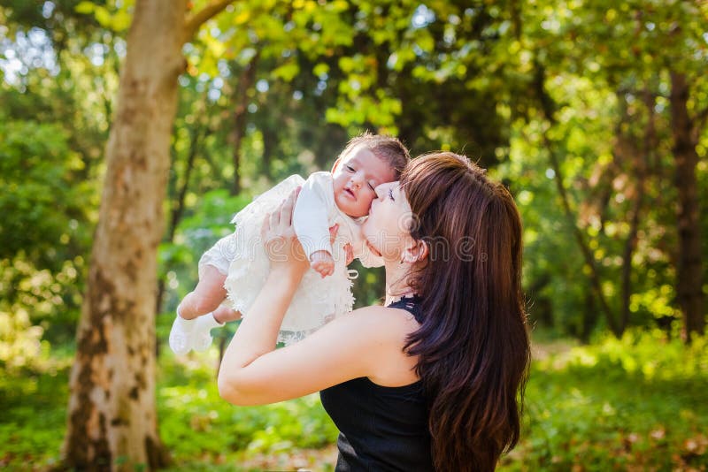 Moeder met baby bij in openlucht stock afbeeldingen Moeder met baby bij in openlucht stock afbeeldingen