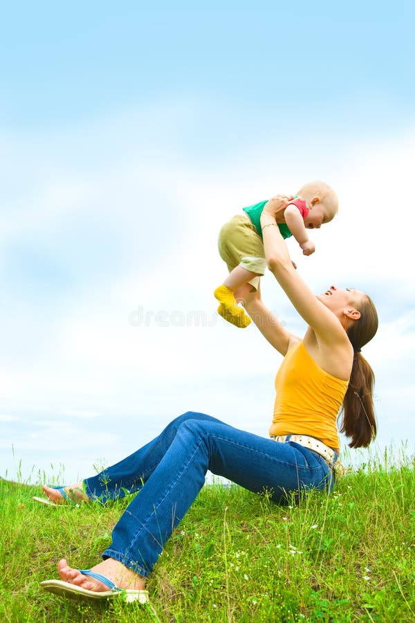 Moeder met baby op de weide royalty-vrije stock afbeelding