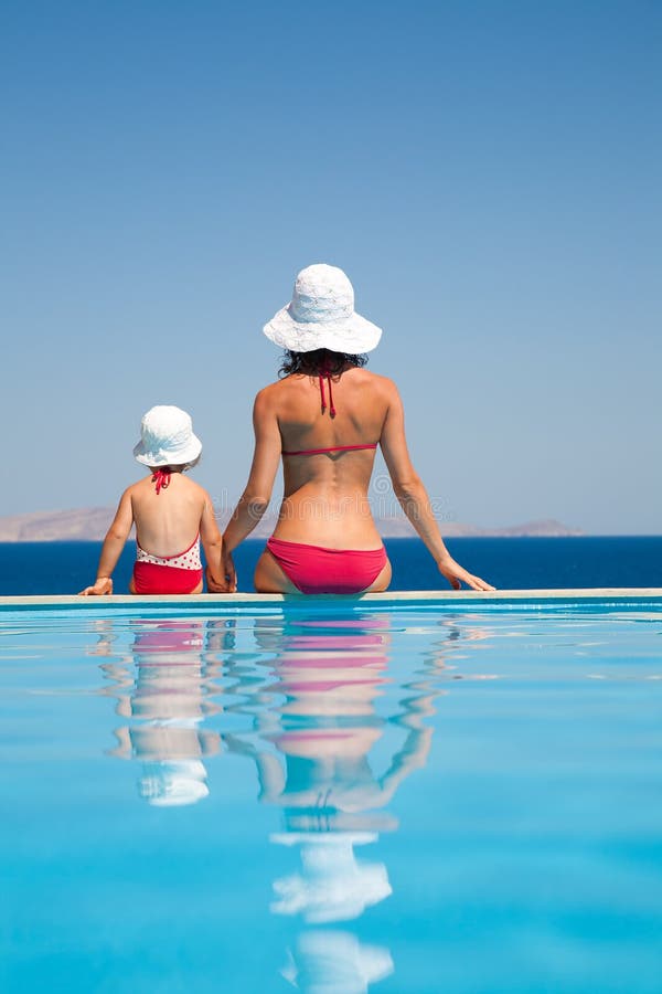 Moeder met dochter in een resort stock afbeeldingen