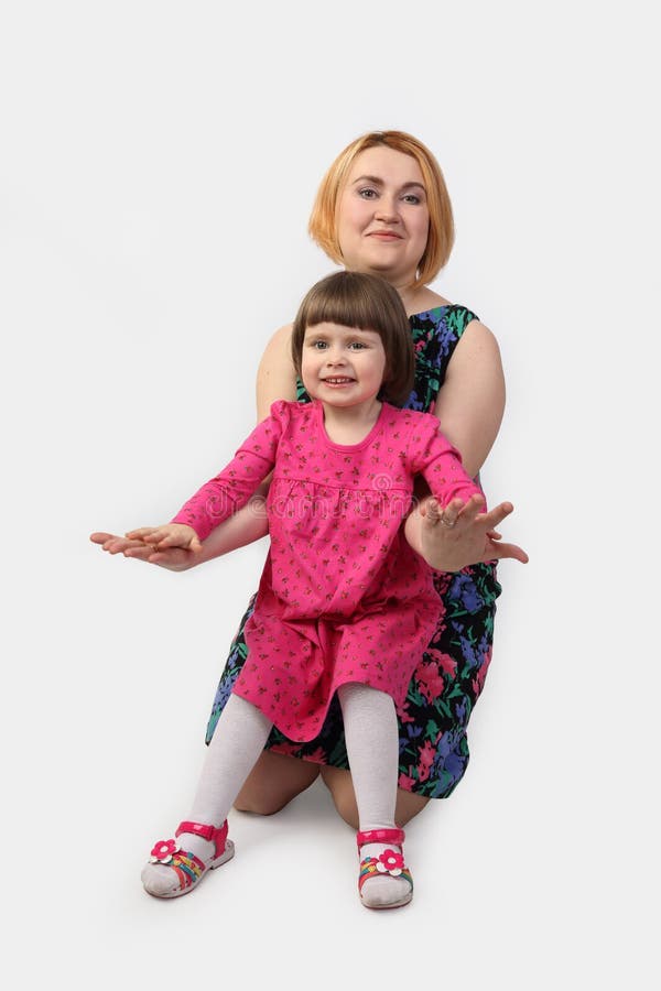 Moeder met dochter op grijs stock fotografie Moeder met dochter op grijs stock fotografie