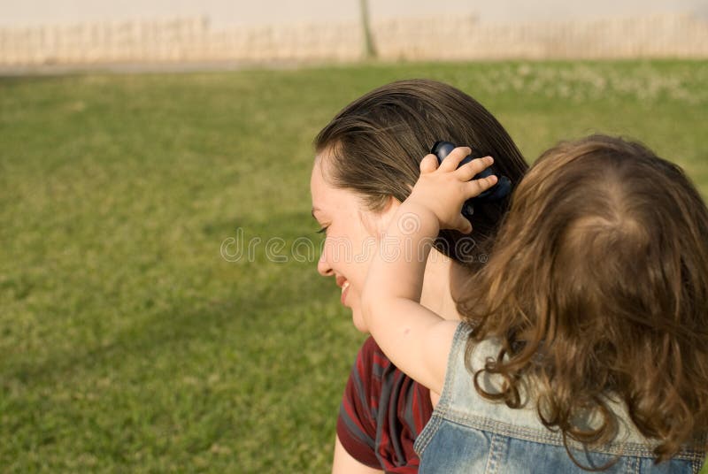 Moeder met dochterrust in park royalty-vrije stock afbeeldingen