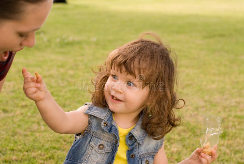 Moeder met dochterrust in park stock afbeeldingen