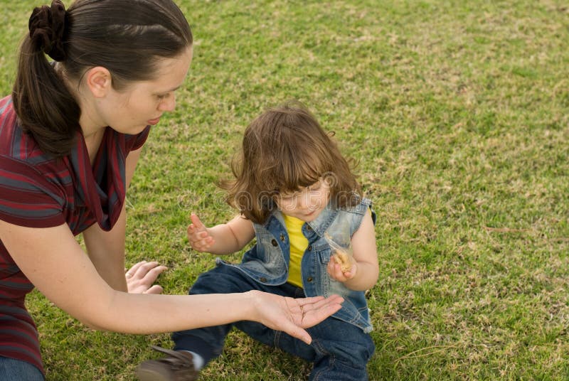 Moeder met dochterrust in park royalty-vrije stock fotografie