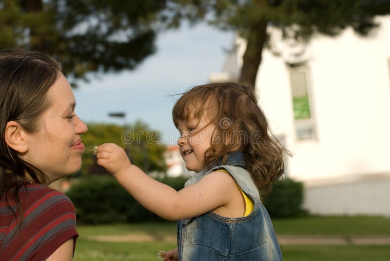Moeder met dochterrust in park stock fotografie