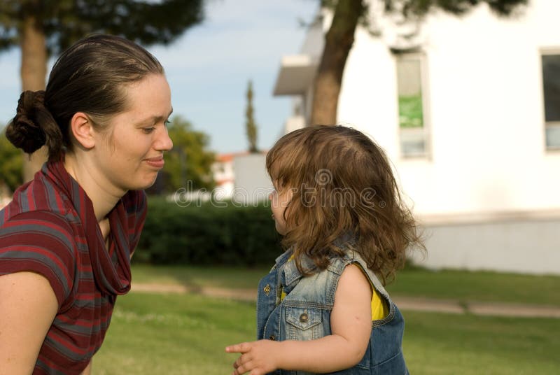 Moeder met dochterrust in park royalty-vrije stock fotografie