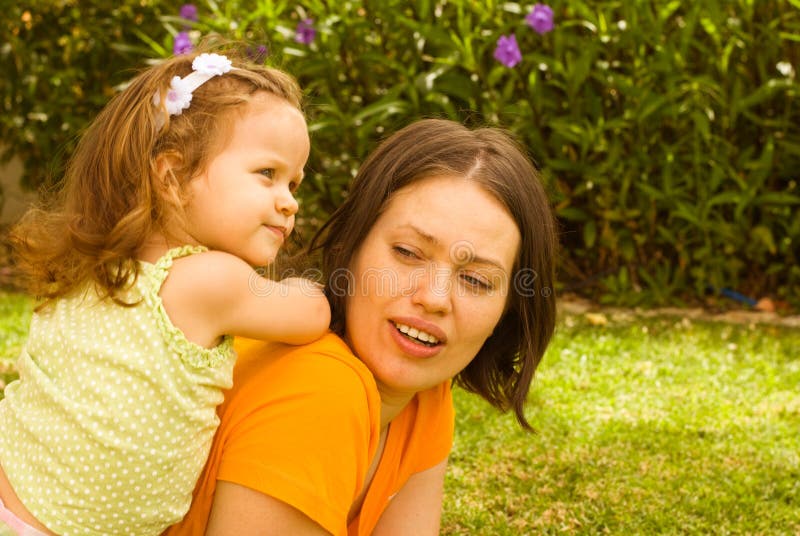 Moeder met het spel van het babymeisje in park stock afbeeldingen