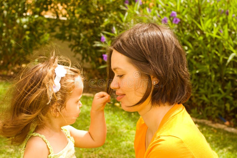 Moeder met het spel van het babymeisje in park royalty-vrije stock foto's