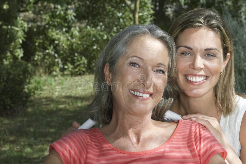 Moeder met Volwassen Dochter in Tuin royalty-vrije stock foto