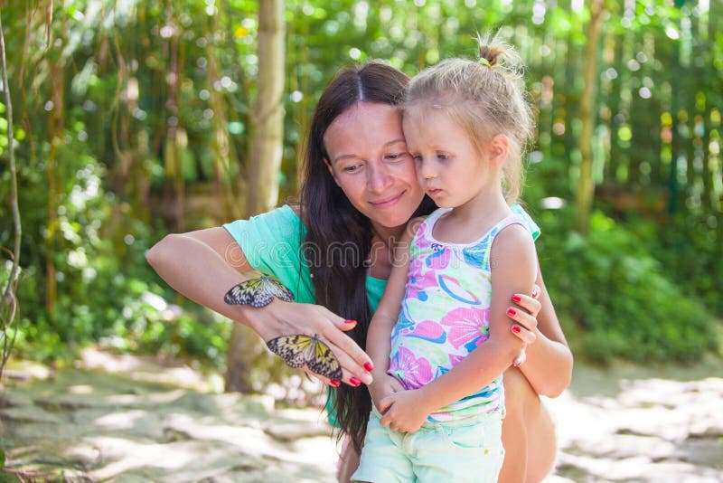 Moeder met dochtertje in het park stock fotografie